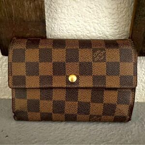Louis Vuitton
Damier Ebene Pattern Porte-Trésor Étui Papier Wallet & ID holder